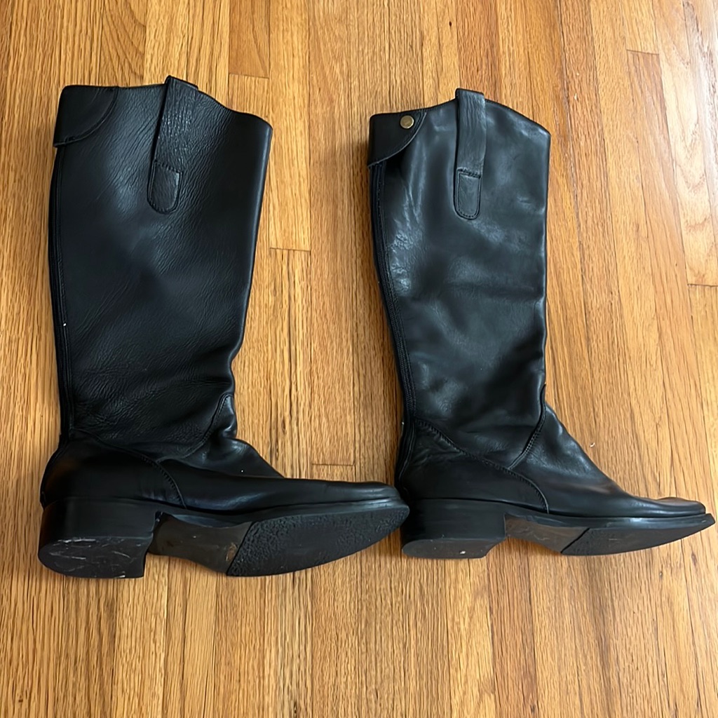 Classic Leather Riding Boot In Excellent Condition.